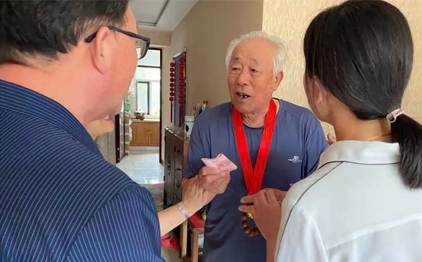 傳遞光榮與溫暖，“光榮在黨50年”紀念章送上門